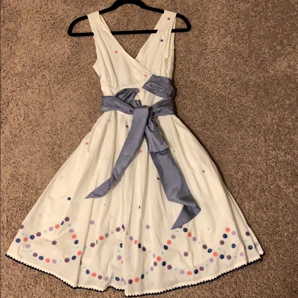 Anthropologie White Flower Dress Size 6
